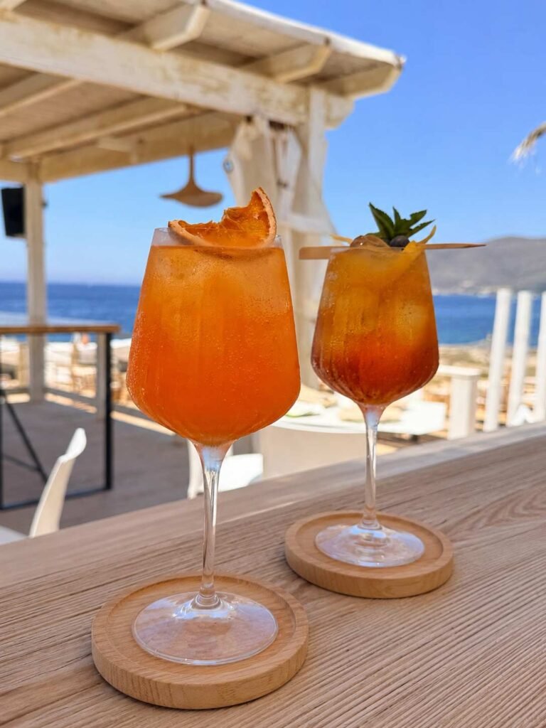 Aperitivo al tramonto fronte mare da Fenix Favignana: due cocktail con vista mare