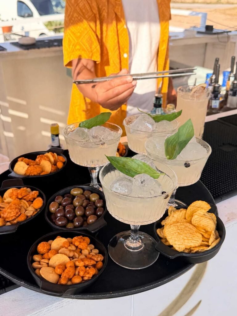 Cocktail e stuzzichini dell'aperitivo da Fenix Favignana
