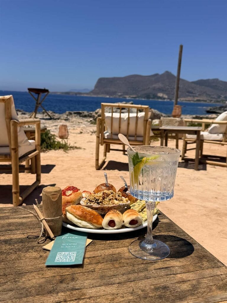 Aperitivo fronte mare a Favignana: cocktail e tapas da Fenix