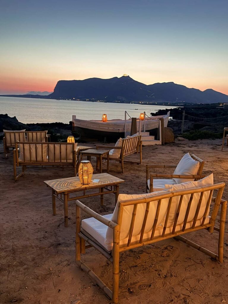 Divanetti fronte mare a Favignana
